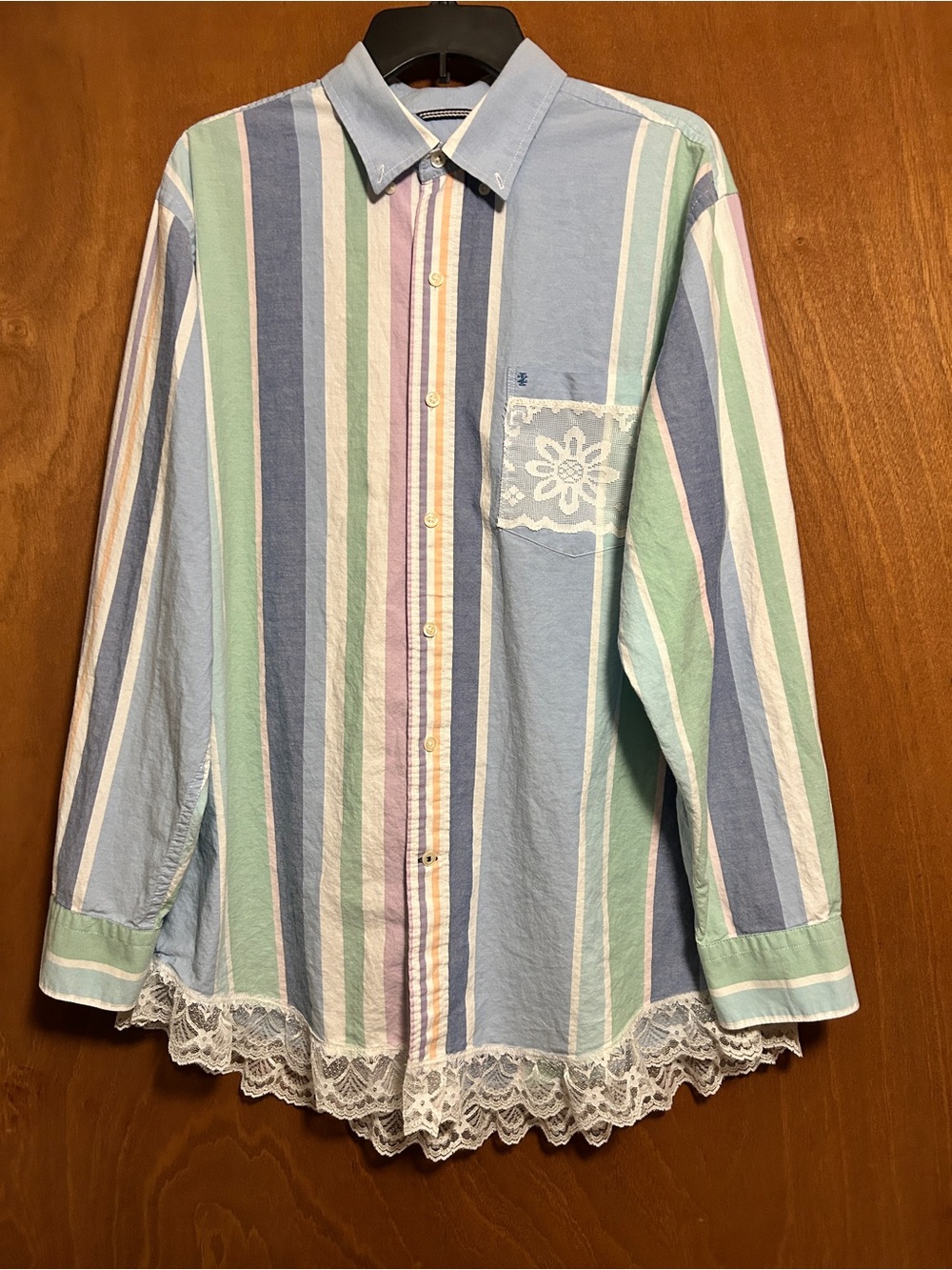 Izod womens Button Down shirt Pastel striped long sleeve Size L Laces Hem Pocket